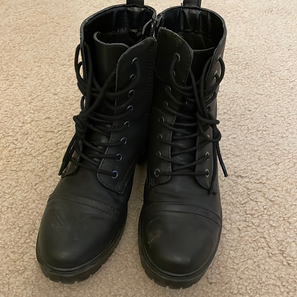 Universal threads combat boots - size 6.5
